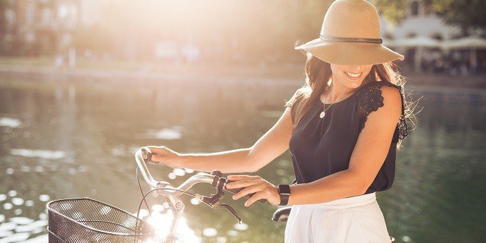 femme à vélo joyeuse