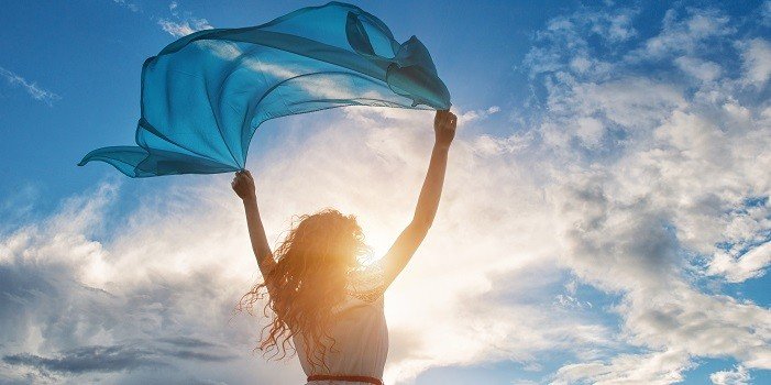 femme courant avec un foulard