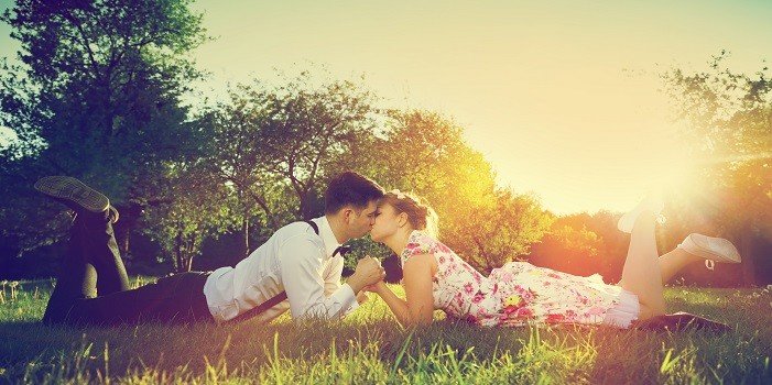 Couple allongé s'embrassant